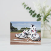 Ein Paar neue weiße Lauftrainer werden platziert Postkarte (Stehend Vorderseite)