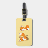 Ein Paar Niedlichen kleinen Fuchs auf Gelb Gepäckanhänger (Vorderseite vertikal)
