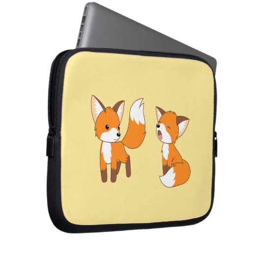 Ein Paar Niedlicher kleiner Füchse auf Gelb Laptopschutzhülle (Vorne Rechts)