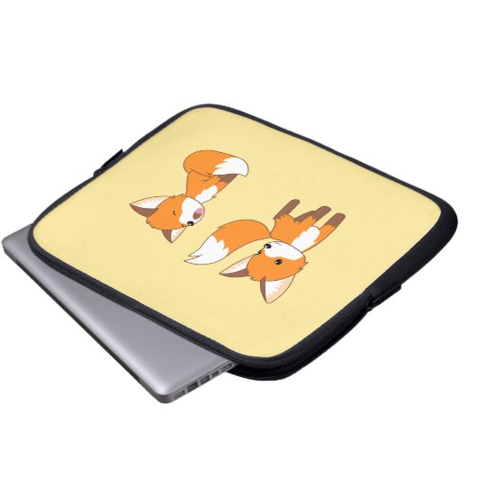 Ein Paar Niedlicher kleiner Füchse auf Gelb Laptopschutzhülle (Vorne Knopf)