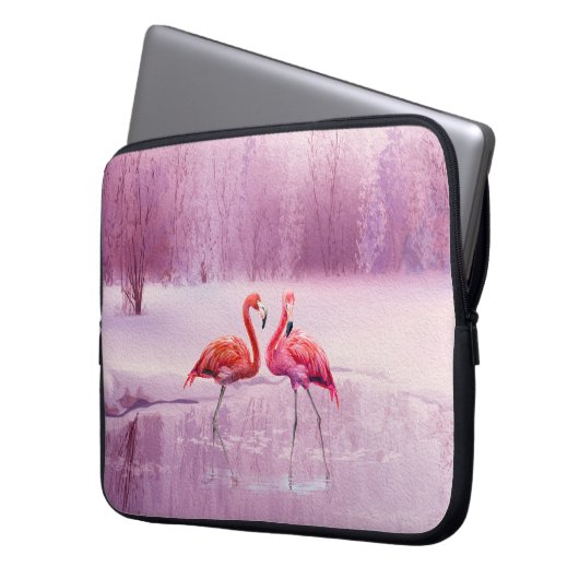 Ein Paar rosa Flamingos stehen im Wasser auf dem Laptopschutzhülle (Vorderseite Links)