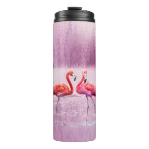 Ein Paar rosa Flamingos stehen im Wasser auf dem Thermosbecher