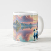 Ein Paar Schwäne, die auf einem ruhigen See gleite Jumbo-Tasse (Vorderseite Rechts)