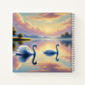 Ein Paar Schwäne, die auf einem ruhigen See gleite Notizblock (Rückseite)