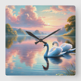 Ein Paar Schwäne, die auf einem ruhigen See gleite Quadratische Wanduhr