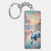 Ein Paar Schwäne, die auf einem ruhigen See gleite Schlüsselanhänger (Vorderseite links)