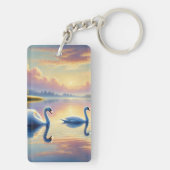 Ein Paar Schwäne, die auf einem ruhigen See gleite Schlüsselanhänger (Rückseite)