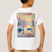 Ein Paar Schwäne, die auf einem ruhigen See gleite T-Shirt (Rückseite)