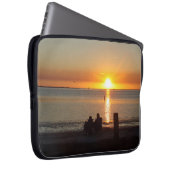 Ein paar Sitzplätze am Strand, am Sonnenuntergang Laptopschutzhülle (Vorne Rechts)