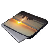 Ein paar Sitzplätze am Strand, am Sonnenuntergang  Laptopschutzhülle (Vorne Knopf)