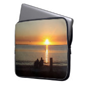Ein paar Sitzplätze am Strand, am Sonnenuntergang Laptopschutzhülle (Vorderseite Links)