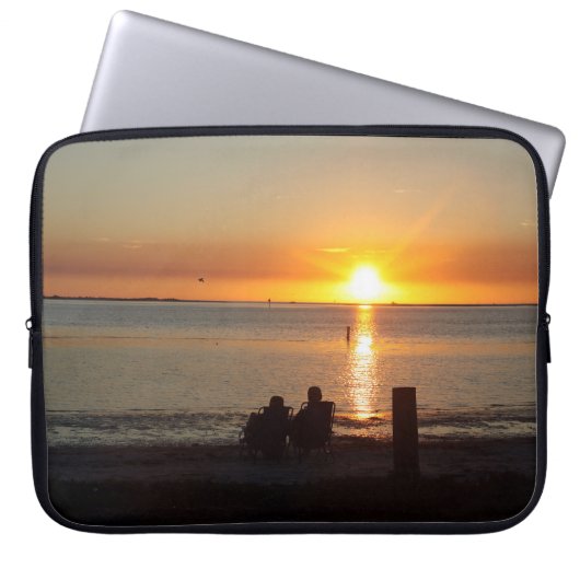 Ein paar Sitzplätze am Strand, am Sonnenuntergang Laptopschutzhülle (Vorderseite)