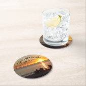 Ein paar Sitzplätze am Strand im Sunset Paper Unte Runder Pappuntersetzer (Vor Ort)