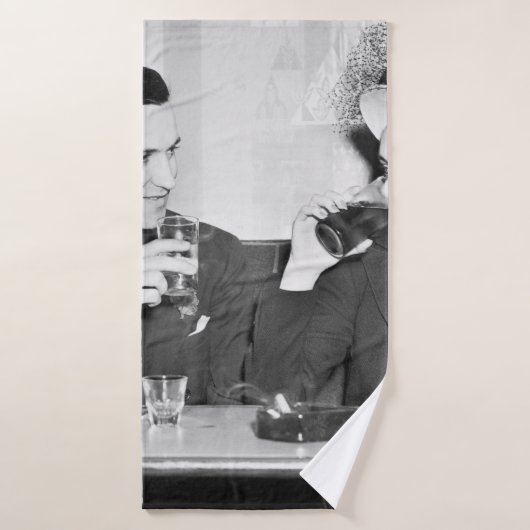 Ein Paar sitzt zusammen in einem Restaurant, das f Badehandtuch (Badehandtuch)