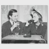 Ein Paar sitzt zusammen in einem Restaurant, das f Geschenkpapier (Flach)