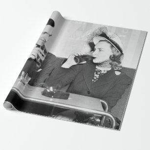 Ein Paar sitzt zusammen in einem Restaurant, das f Geschenkpapier