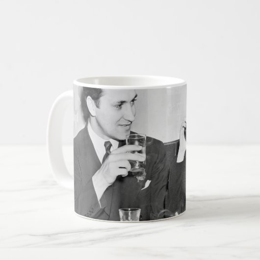 Ein Paar sitzt zusammen in einem Restaurant, das f Kaffeetasse (Vorderseite Links)