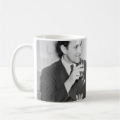 Ein Paar sitzt zusammen in einem Restaurant, das f Kaffeetasse (Links)