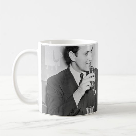 Ein Paar sitzt zusammen in einem Restaurant, das f Kaffeetasse (Links)