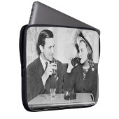 Ein Paar sitzt zusammen in einem Restaurant, das f Laptopschutzhülle (Vorne Rechts)