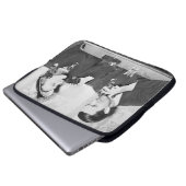 Ein Paar sitzt zusammen in einem Restaurant, das f Laptopschutzhülle (Vorne Knopf)