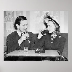 Ein Paar sitzt zusammen in einem Restaurant, das f Poster