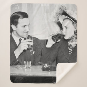 Ein Paar sitzt zusammen in einem Restaurant, das f Sherpadecke