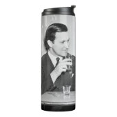 Ein Paar sitzt zusammen in einem Restaurant, das f Thermosbecher (Nach links gedreht)