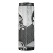 Ein Paar sitzt zusammen in einem Restaurant, das f Thermosbecher (Rückseite)