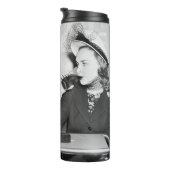 Ein Paar sitzt zusammen in einem Restaurant, das f Thermosbecher (Nach rechts gedreht)