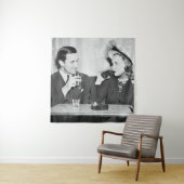 Ein Paar sitzt zusammen in einem Restaurant, das f Wandteppich (Beispiel)