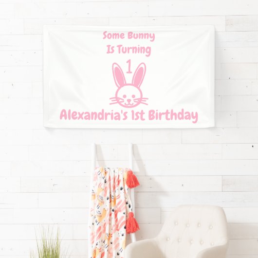 Ein paar Sonnenstrahlen drehen sich einen Geburtst Banner (Insitu)