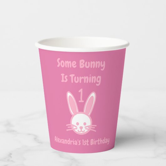 Ein paar Sonnenstrahlen drehen sich einen Geburtst Pappbecher (Vorderseite)