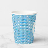 Ein paar Sonnenstrahlen drehen sich einen Geburtst Pappbecher (Rechts)