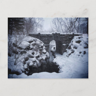 Ein paar Spaziergänge unter einem Snowy Glen Span Postkarte