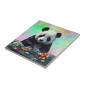 Ein Panda schaut neugierig auf schwimmende bunte F Fliese (Seite)