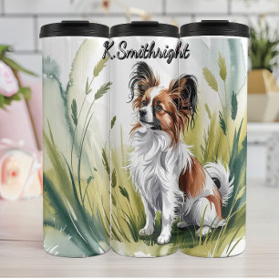 Ein Papillon-Hund im großen Gras Thermosbecher