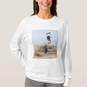 Ein pararescueman fällt in die Zone T-Shirt