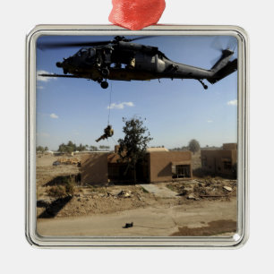 Ein pararescueman rappels von einem HH-60 2 Silbernes Ornament