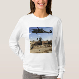 Ein pararescueman rappels von einem HH-60 2 T-Shirt