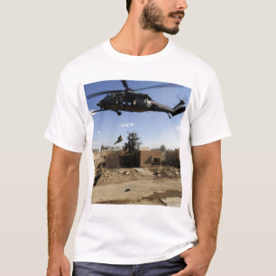 Ein pararescueman rappels von einem HH-60 2 T-Shirt