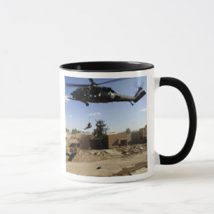 Ein pararescueman rappels von einem HH-60 2 Tasse