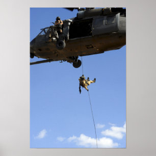 Ein pararescueman rappels von einem HH-60 Poster