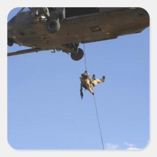 Ein pararescueman rappels von einem HH-60 Quadratischer Aufkleber