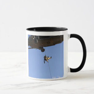 Ein pararescueman rappels von einem HH-60 Tasse