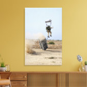 Ein Parareskueman fällt in die Zone Leinwanddruck (Insitu (Wohnzimmer))