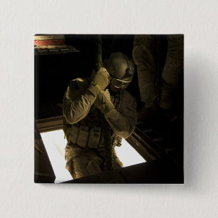 Ein Parareskuemer der US-Luftwaffe beginnt seinen  Button