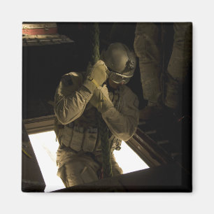 Ein Parareskuemer der US-Luftwaffe beginnt seinen  Magnet