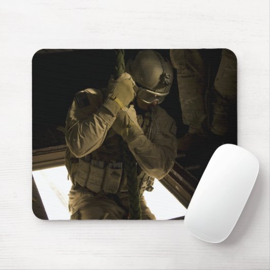 Ein Parareskuemer der US-Luftwaffe beginnt seinen Mousepad (Mit Mouse)
