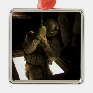 Ein Parareskuemer der US-Luftwaffe beginnt seinen  Ornament Aus Metall